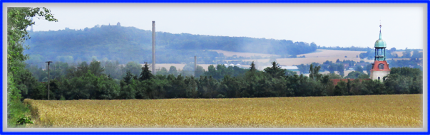 Skyline von Hohnsdorf mit Petersberg im Hintergrund